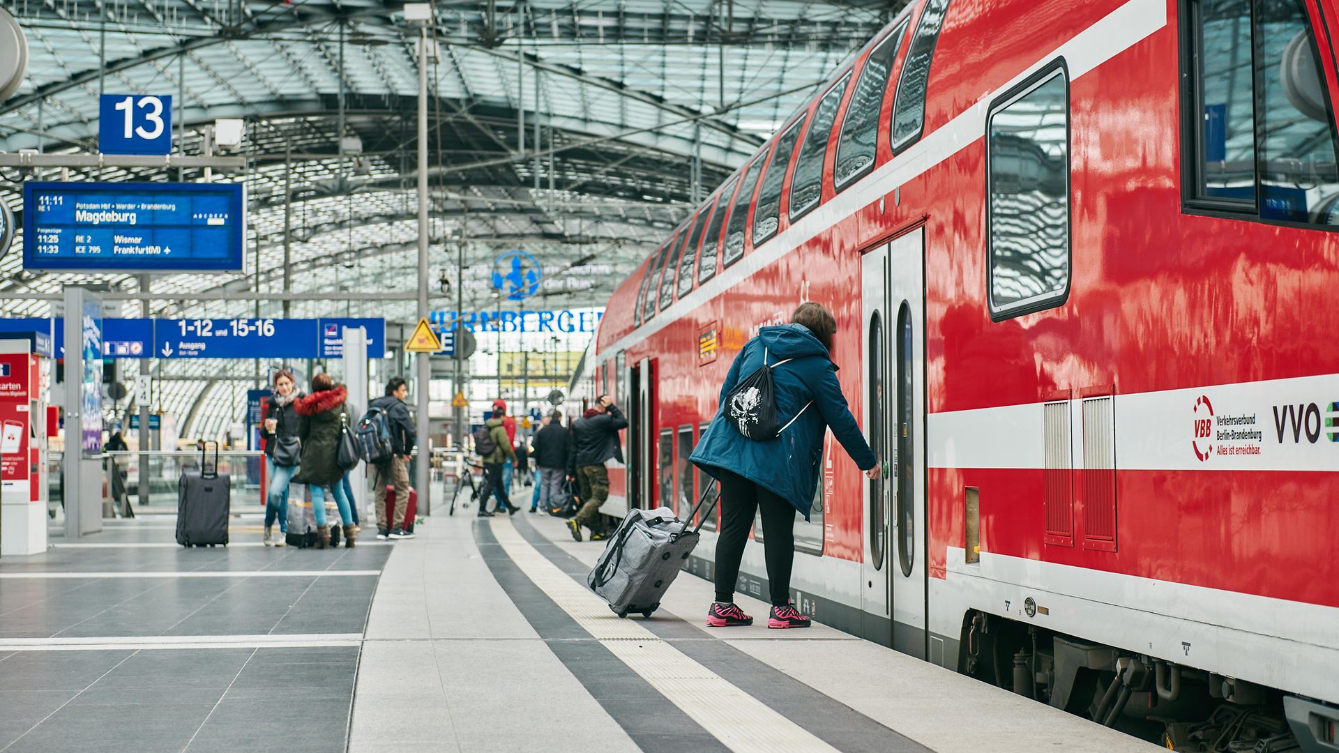 Personen steigen in Regio ein