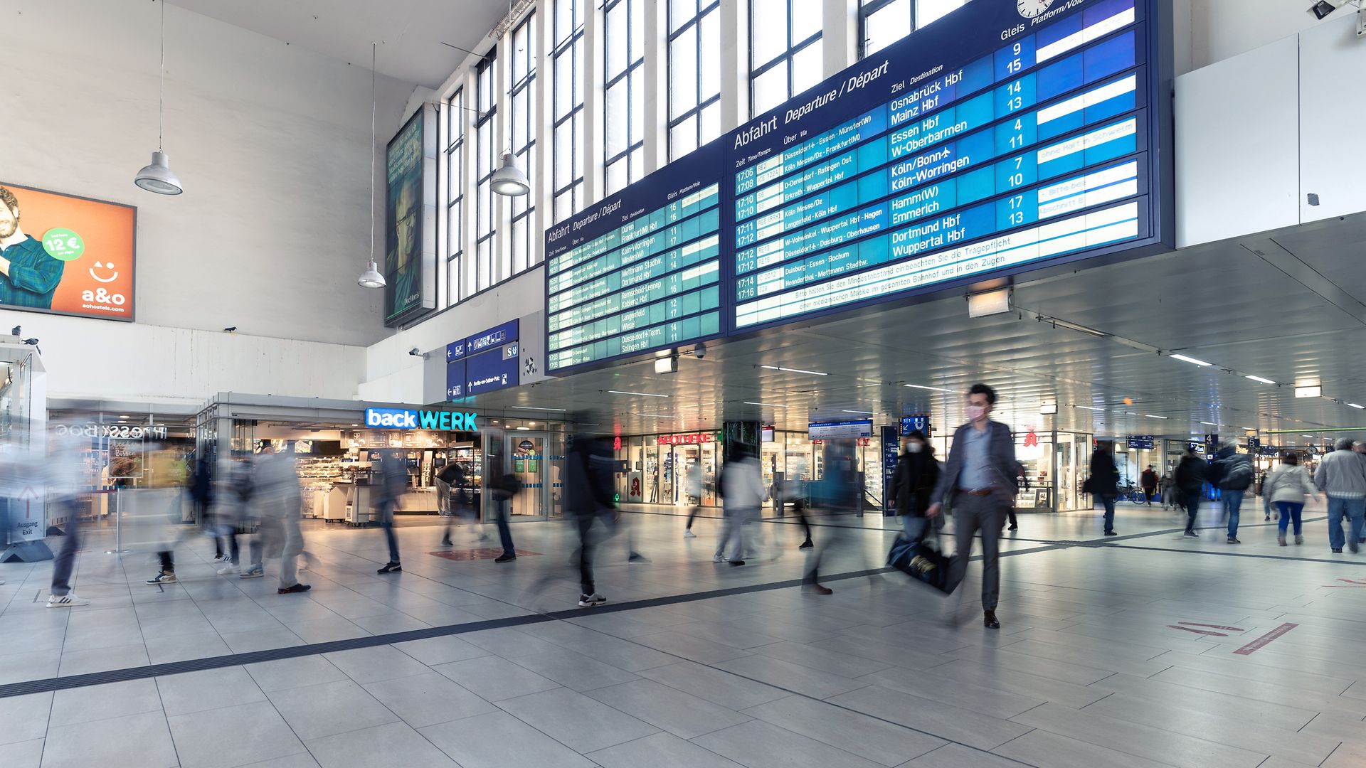 Anzeigetafel am Bahnhof 