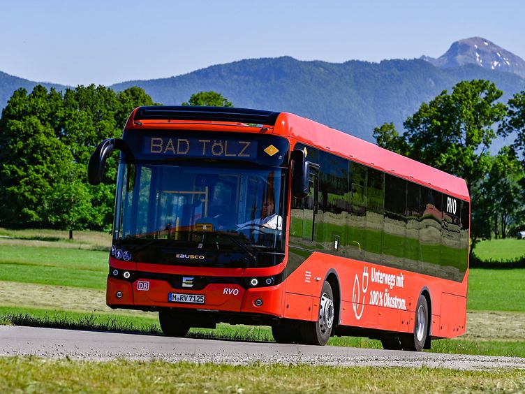 Elektrobus auf der Straße