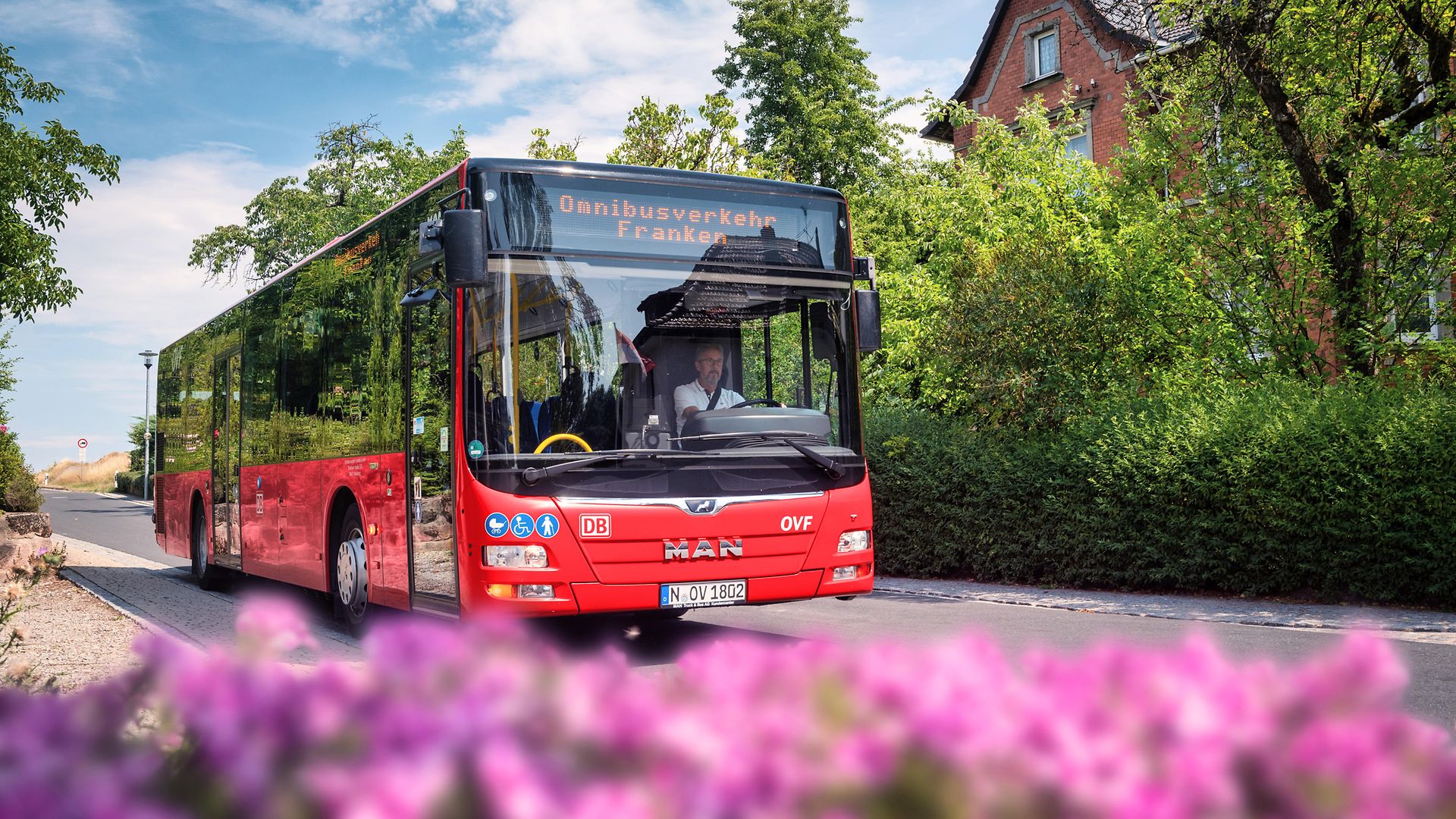 Bus fährt auf der Straße