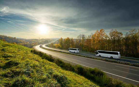 Busfahrt bei Sonnenuntergang