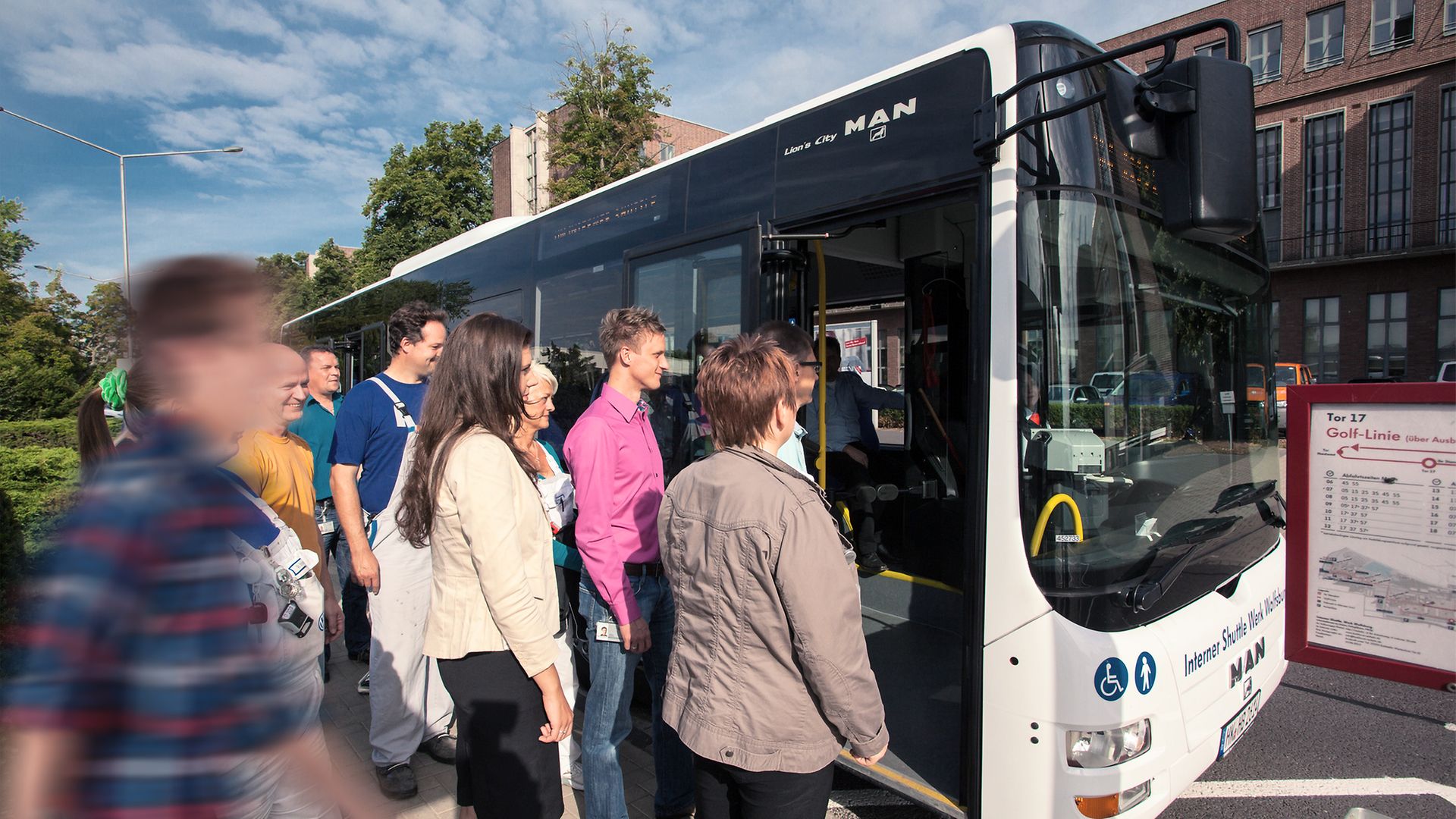 Personen steigen in Bus ein