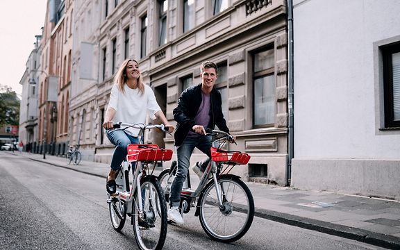 Personen auf Call a Bike Rad