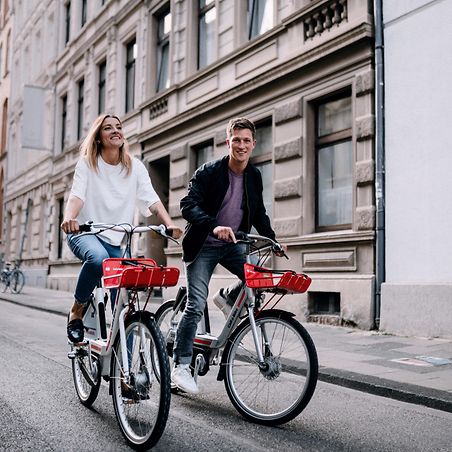 Personen auf Call a Bike Rad