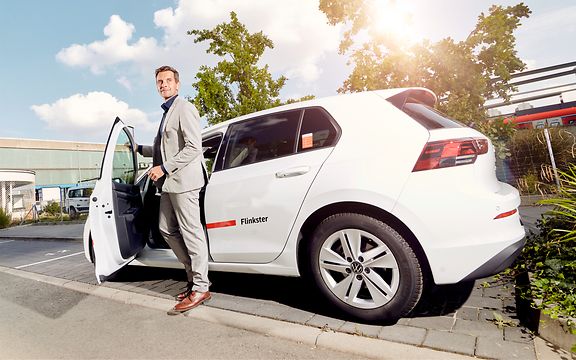 Mann steigt aus Auto
