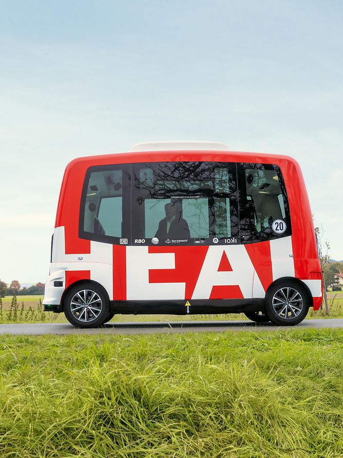 HEAL autonomer Bus auf der Straße