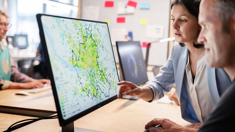 Personen am Monitor