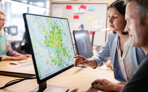 Menschen am Monitor