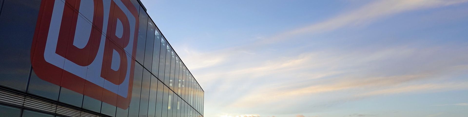 DB Konzern Tower bei Sonnenuntergang